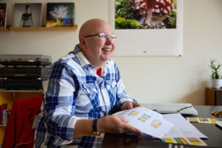 Knallige Banner ohne Aussagen werfen Fragen auf