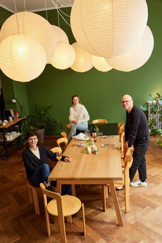 Hier servieren Julia Krummenacher, Tamara Riehemann und Frederik Labuschagne ihren Gästen die veganen Köstlichkeiten.